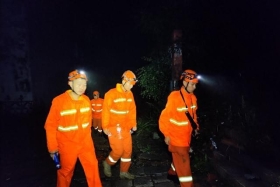 山雾四起，能见度只有几米！七名驴友夜困灵山