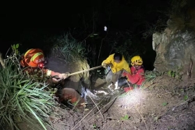 45名驴友遇暴雨深夜被困山顶，当地消防5小时成功实施滑...
