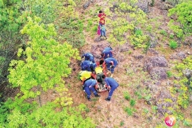 驴友登山不慎扭伤脚 蓝天救援队紧急救援