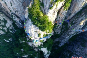 驴友悬崖绝壁扎帐篷看美景 连绵不断蔚为壮观