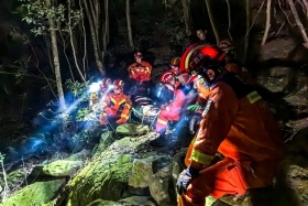 驴友摔伤被困原始森林，广西消防营救持续三天两夜