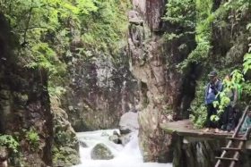 户外：又有游客在横渡溪流时意外落水失联！