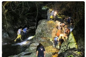 驴友遇险，救援队抬着他一步步挪下山！