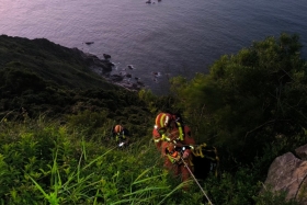 2名驴友爬山迷路被困 大鹏消防12小时彻夜救援