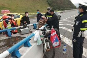 视频：驴友骑行到重庆搭帐篷休息，被人举报是逃犯!