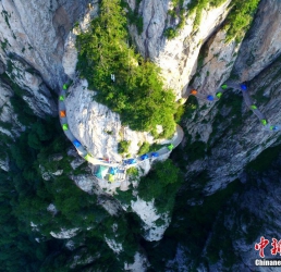 驴友悬崖绝壁扎帐篷看美景 连绵不断蔚为壮观