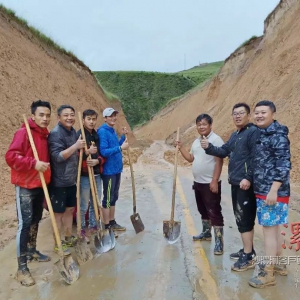河南驴友青海旅行突遇泥石流，民警3小时铲出一条生命通道