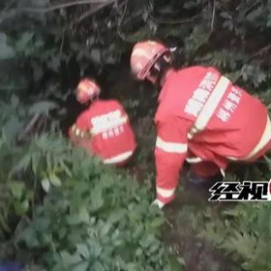 驴友溯溪抓螃蟹摔下悬崖 郴州消防深入峡谷救援