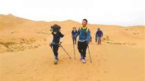 苏州辣妈带着13岁儿子徒步沙漠 3天走了50公里