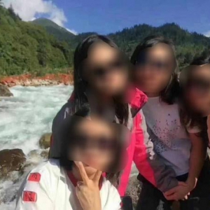 成都4女孩川西自驾失控坠江 现场视频曝光
