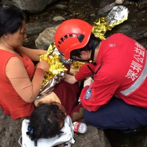 姐妹结伴登深圳梧桐山，姐姐却不幸坠崖身亡！