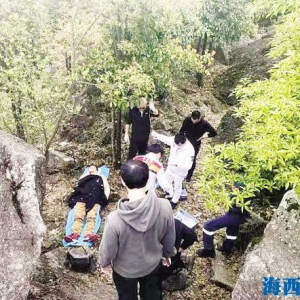 3名驴友登山在路旁发现一名受伤男子 直升机出动救援