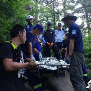 青岛一“驴友”独自登山遇险