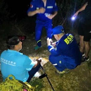 22岁女孩独自爬野山被困悬崖，蓝天救援队5小时成功救援