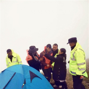阿坝州一驴友被困色嘎山顶 4天没喝水获救时已到生命极限