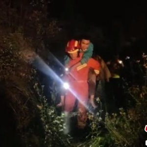 70名游客迷失神农架深山 消防员深夜搜救