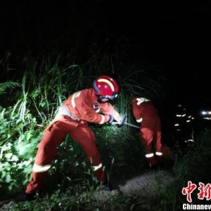 湖北黄石一驴友登山摔伤 多部门连夜救援