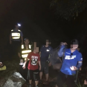 四个大人带两娃深夜迷路被困深圳梧桐山，营救队伍搜山7小时救人 ... ...