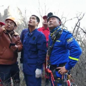揪心！新乡女驴友山区坠崖