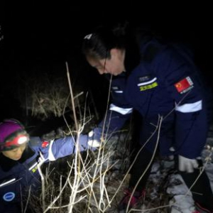 -15℃俩驴友被困山崖 救援人员水壶冻成“冰疙瘩”