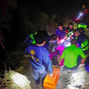 驴友骨折受困田头山 坪山警方紧急救援