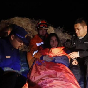 广东驴友被困沙漠40余小时 消防员深夜搜寻救援