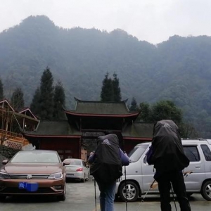 未携带登山装备 谢绝租用防滑链 两名驴友在彭州九峰山坠崖遇难 ...