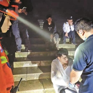 深圳一男子独自找“野路”，雨夜被困阳台山！